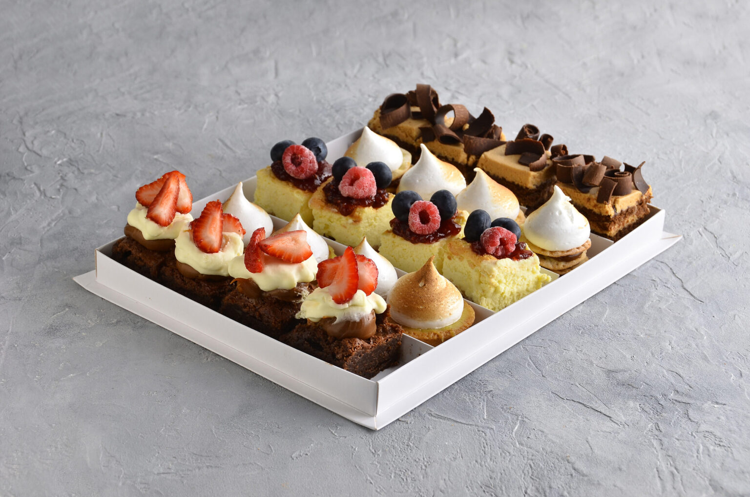 Caja de selección de 20 mini cakes artesanales: Rogel, Cheesecake, Marquise, Lemon Pie y variedades de Mada Patisserie en Belgrano