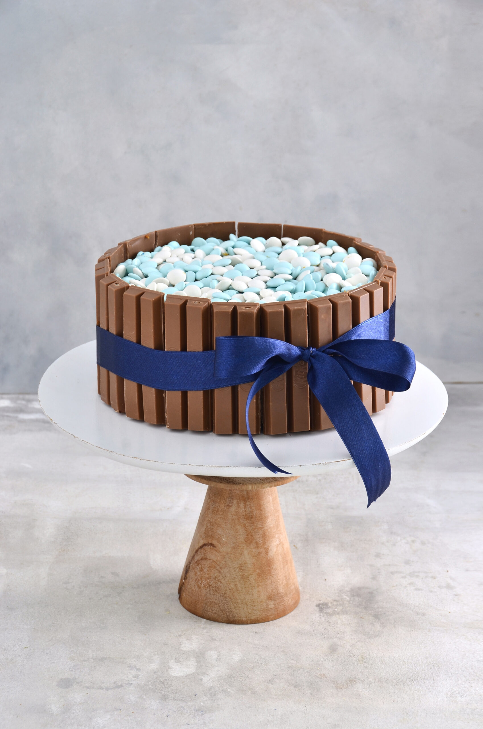 Torta Golosa Cake de Mada Patisserie: Kit Kat, confites de colores y dulce de leche en Belgrano, Buenos Aires.