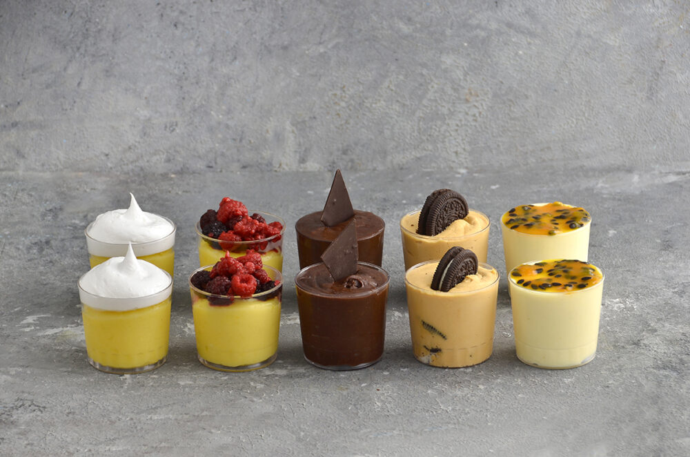 Caja de 12 shots de postre surtidos: maracuyá, Choco Oreo, Nutella, Lemon Pie y frutos rojos de Mada Patisserie en Belgrano.