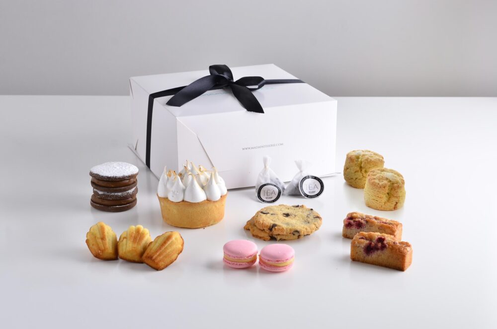Caja de desayuno y merienda especial con macarons, mini cakes, scons de queso y pastelería artesanal de Mada Patisserie en Belgrano.