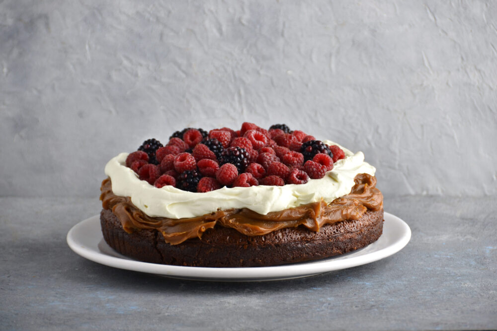 Torta Marquise de chocolate con dulce de leche, crema y frutos rojos frescos de Mada Patisserie en nuestro local de Belgrano, Buenos Aires
