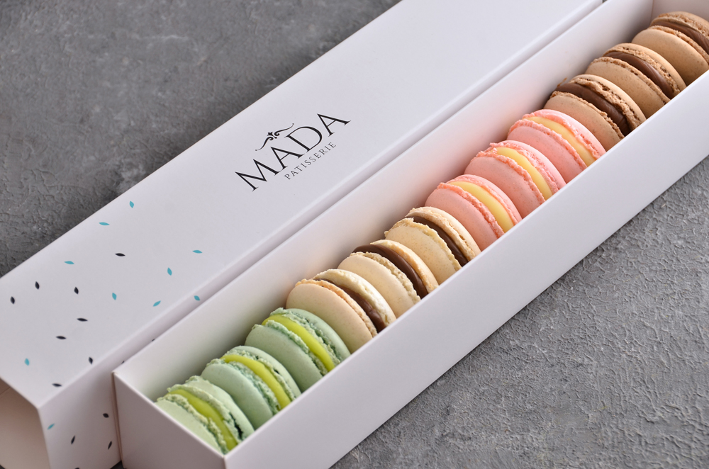 Variedad de macarons franceses artesanales de colores en Mada Patisserie en Belgrano, Buenos Aires.