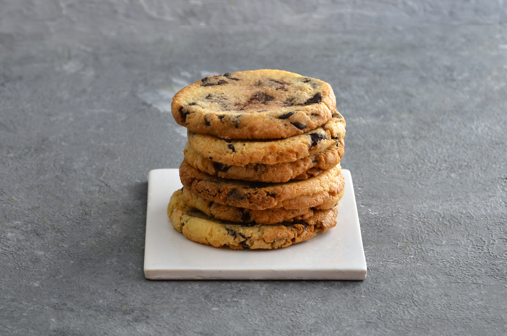 Cookie de vainilla artesanal con abundantes chips de chocolate y centro húmedo de Mada Patisserie en Belgrano, Buenos Aires.
