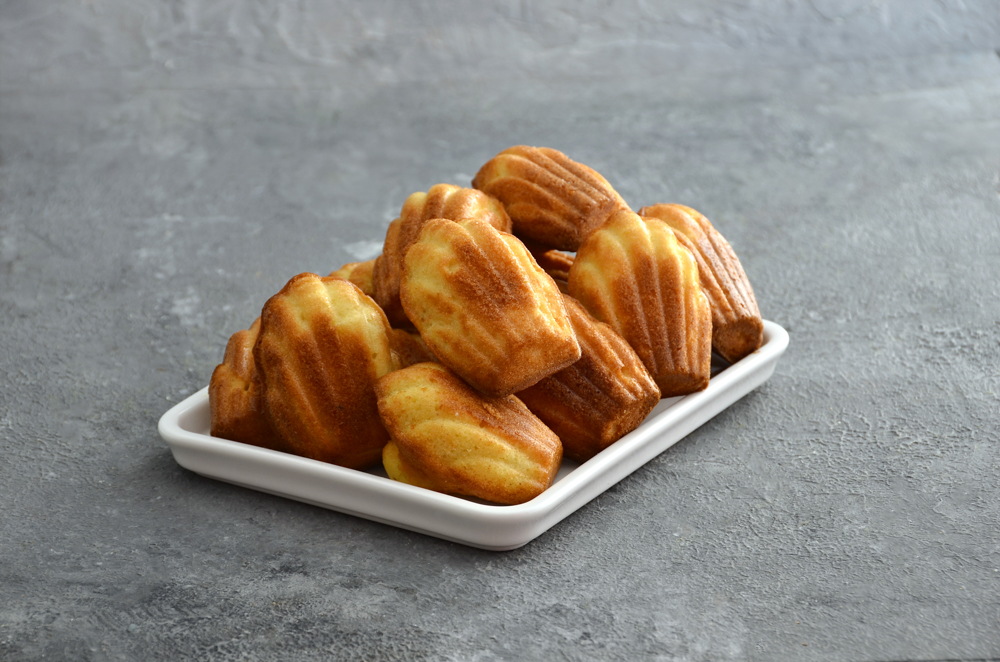 Paquete de 6 madeleines francesas tradicionales con su clásica forma de almeja de Mada Patisserie en Belgrano.