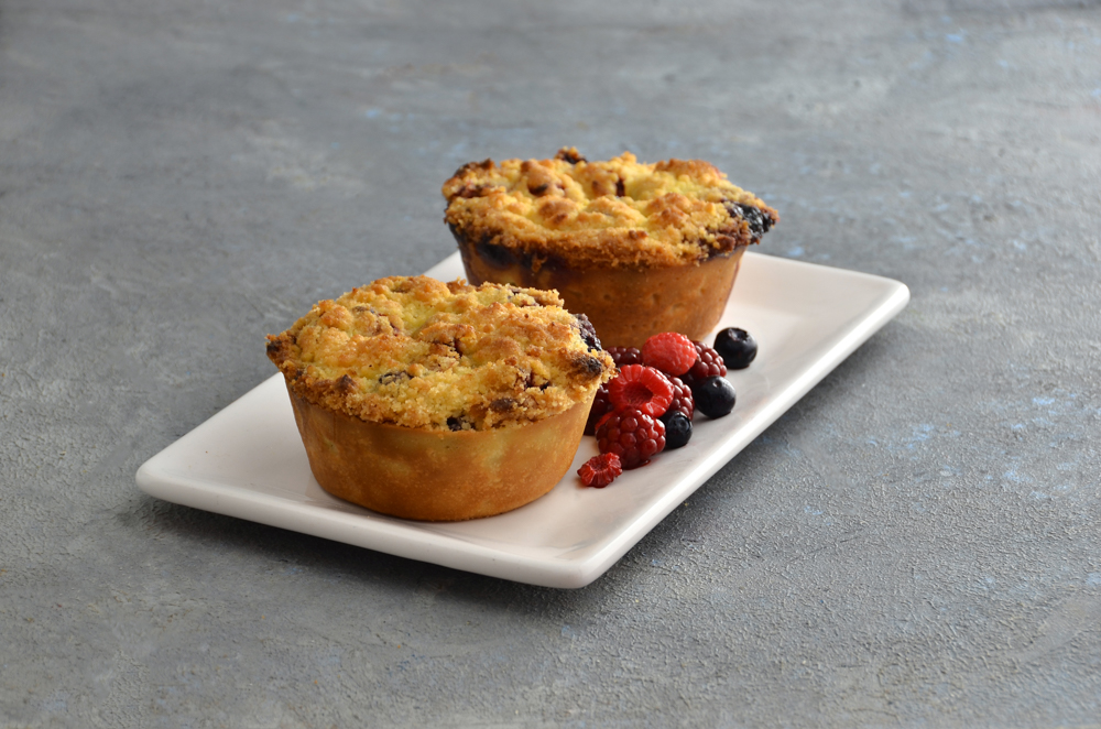 Crumble individual de frutos rojos con base de masa sablée y cobertura crocante de Mada Patisserie en Belgrano.