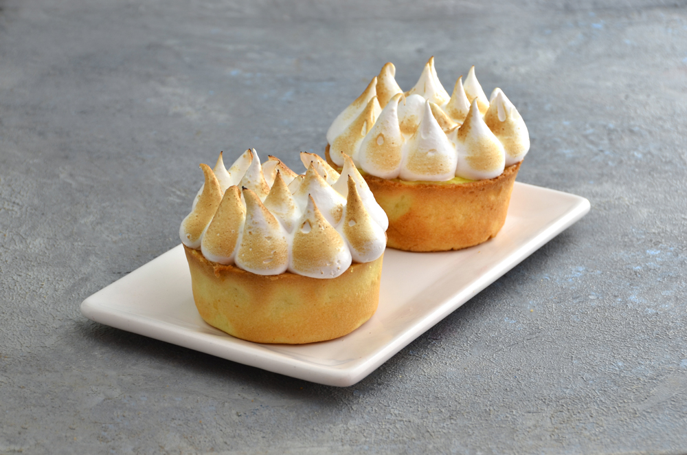 Tarteleta individual de Lemon Pie con masa sablée, curd de limón y picos de merengue italiano de Mada Patisserie en Belgrano