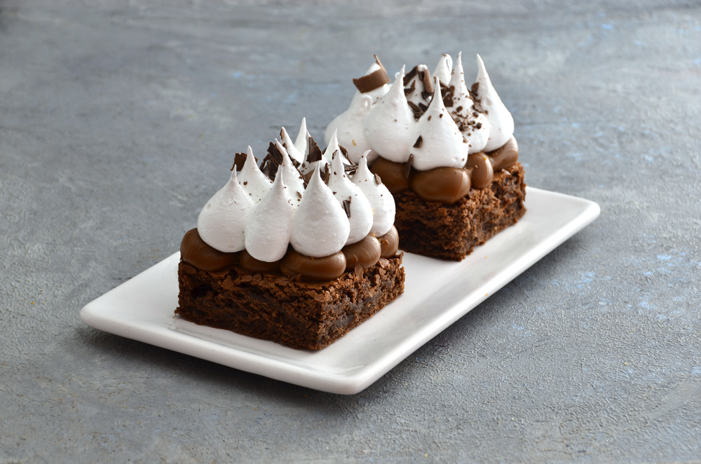Torta brownie individual con abundante dulce de leche y picos de merengue italiano de Mada Patisserie en Belgrano.