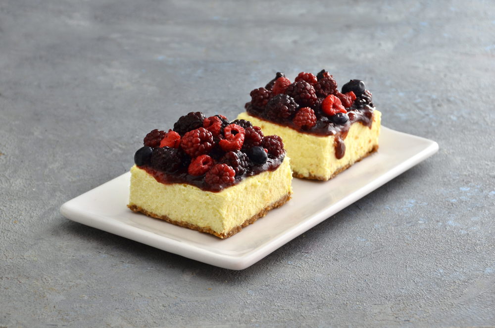 Cheesecake individual estilo americano horneado con cobertura de frutos rojos de Mada Patisserie en Belgrano.