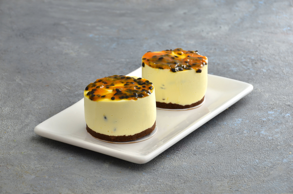 ostre individual de mousse de maracuyá con base de galletita de chocolate y reducción de fruta de Mada Patisserie en Belgrano.