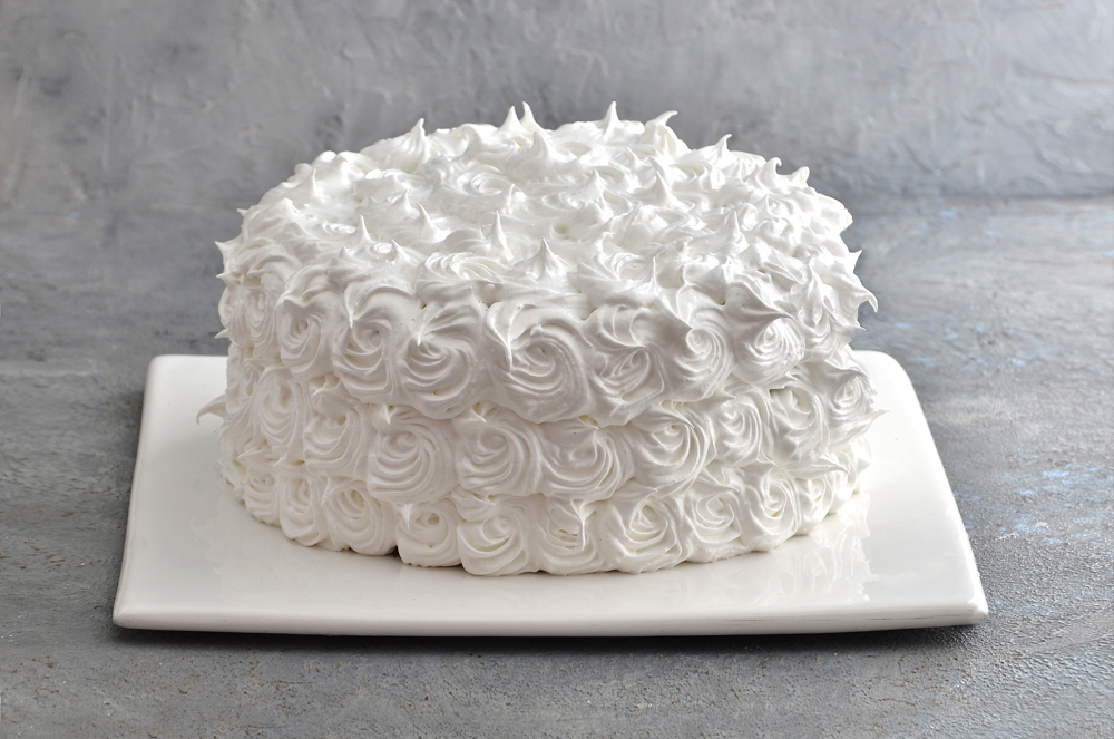 Torta Rose Cake decorada con rosas de merengue italiano de Mada Patisserie en Belgrano, Buenos Aires.