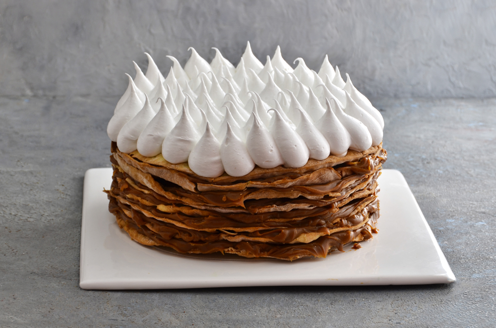 Torta Rogel clásica de capas crocantes con dulce de leche y merengue italiano de Mada Patisserie en Belgrano, Buenos Aires.