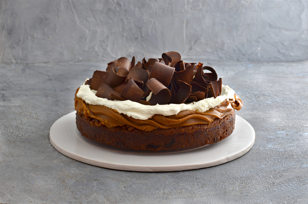 Torta Marquise de chocolate artesanal con dulce de leche, crema y rulos de chocolate de Mada Patisserie, Belgrano
