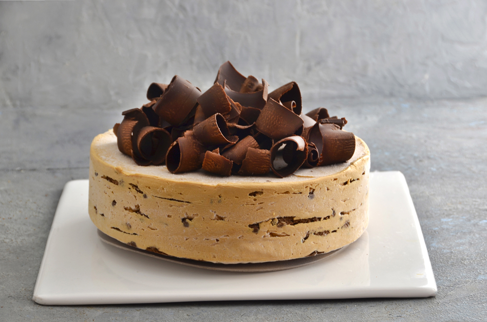 Chocotorta clásica de galletitas Chocolinas con crema de dulce de leche y rulos de chocolate de Mada Patisserie en Belgrano, Buenos Aires.