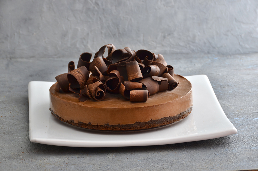 Torta Mousse de chocolate amargo con base de brownie y rulos de chocolate de Mada Patisserie en Belgrano, Buenos Aires.