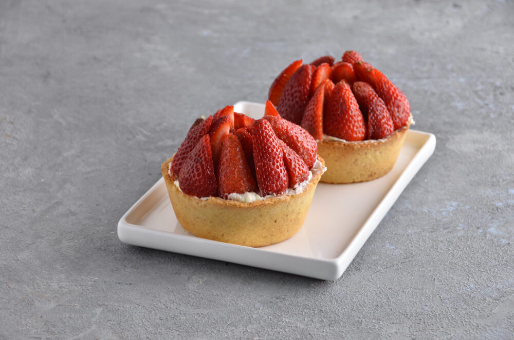 Tarteleta sablée de almendras con dulce de leche, crema y frutillas frescas de Mada Patisserie en Belgrano, Buenos Aires.