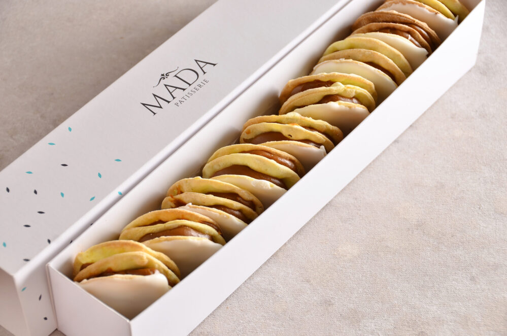 Caja de 10 rogelitos con capas crocantes, mucho dulce de leche y merengue italiano de Mada Patisserie en Belgrano.