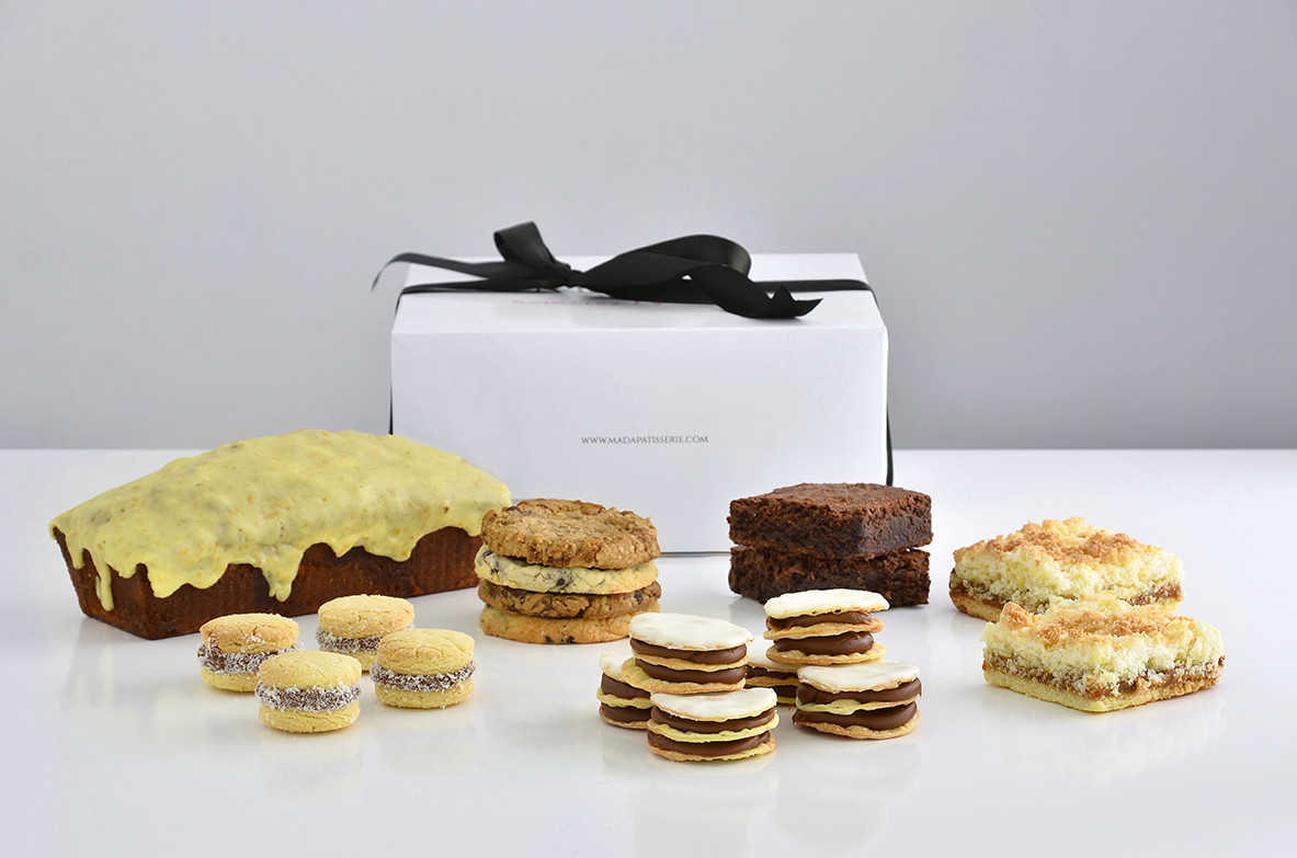 Box dulce de regalo con budín artesanal, rogelitos, alfajores de maicena y cuadrados de brownie y coco de Mada Patisserie en Belgrano.