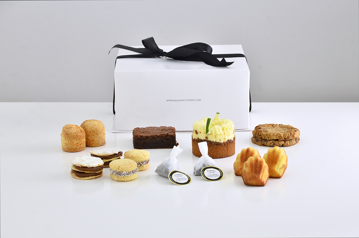 Caja de desayuno y merienda clásica con mini cakes, alfajores, scons de queso y cuadrados dulces de Mada Patisserie en Belgrano.