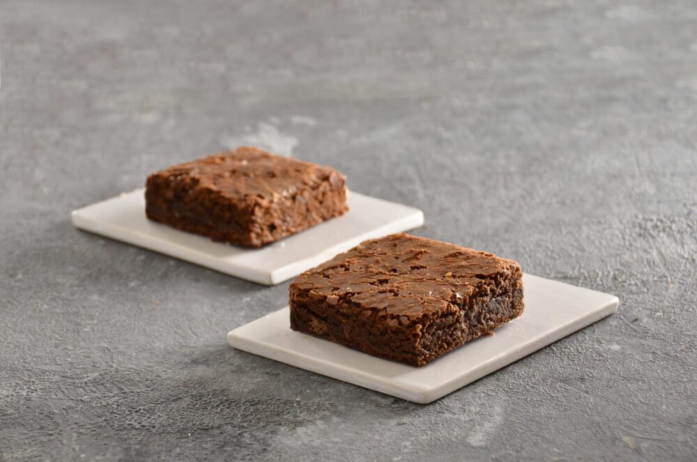Cuadrado de brownie de chocolate intenso con costra crocante de Mada Patisserie en Belgrano, Buenos Aires.