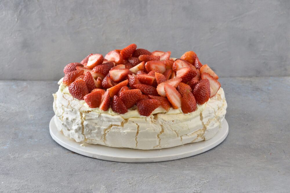 Torta Pavlova con frutillas frescas, dulce de leche y crema de Mada Patisserie en Belgrano, Buenos Aires.
