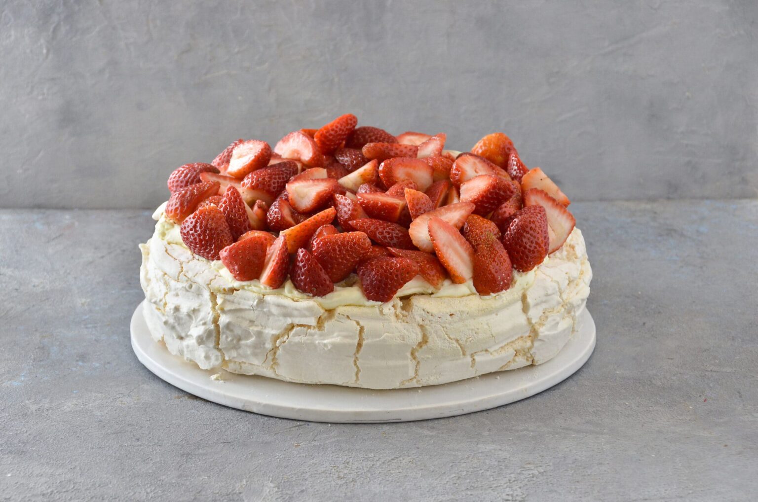 Torta Pavlova con frutillas frescas, dulce de leche y crema de Mada Patisserie en Belgrano, Buenos Aires.
