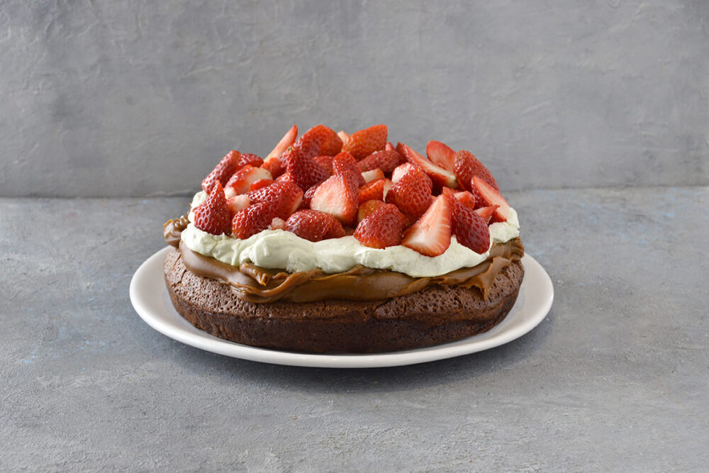 Torta Marquise de chocolate con dulce de leche, crema y frutillas frescas de Mada Patisserie en Belgrano, Buenos Aires.