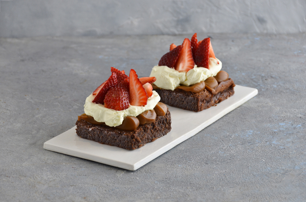 Porción individual de Marquise de chocolate con dulce de leche, crema chantilly y frutillas frescas de Mada Patisserie en Belgrano.