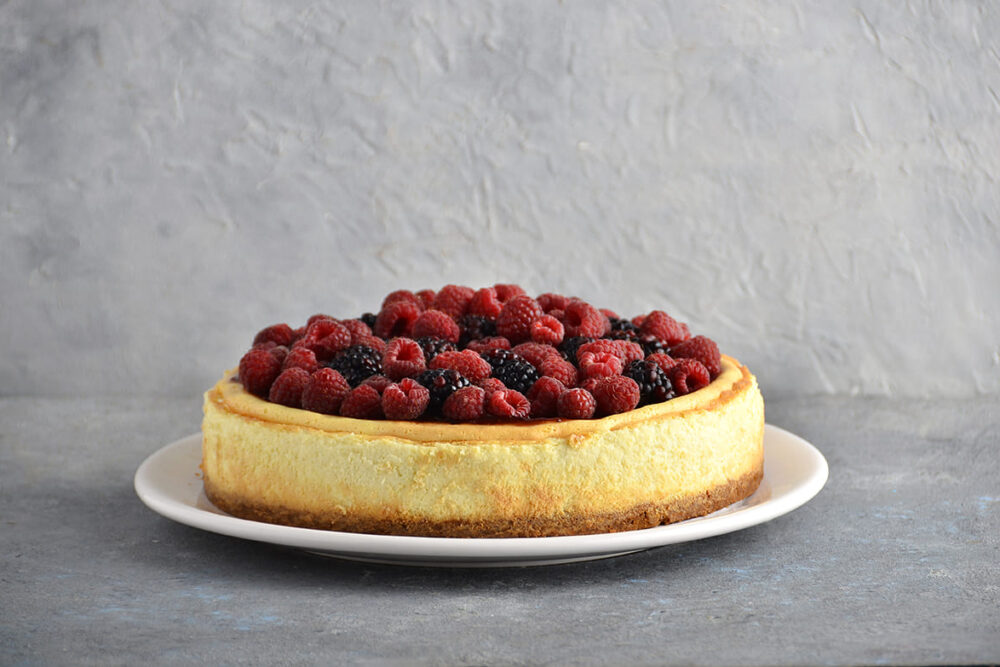 Torta Cheesecake con frutos rojos y base de galletitas de Mada Patisserie en Belgrano, Buenos Aires.