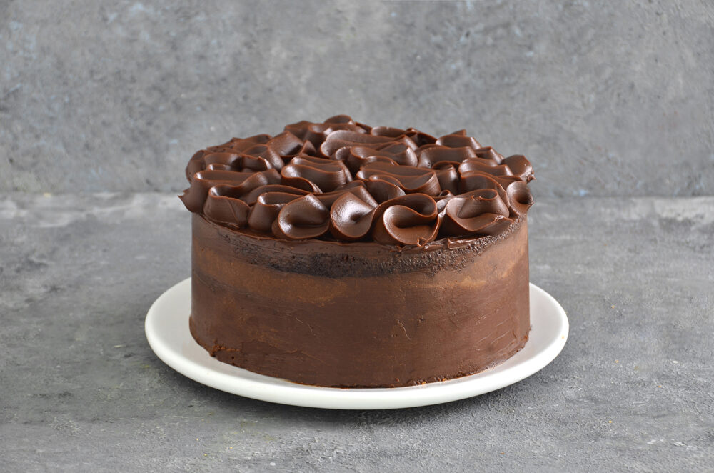 Torta Devil Cake de chocolate: biscuit húmedo con relleno y cobertura de chocolate de Mada Patisserie en Belgrano, Buenos Aires.