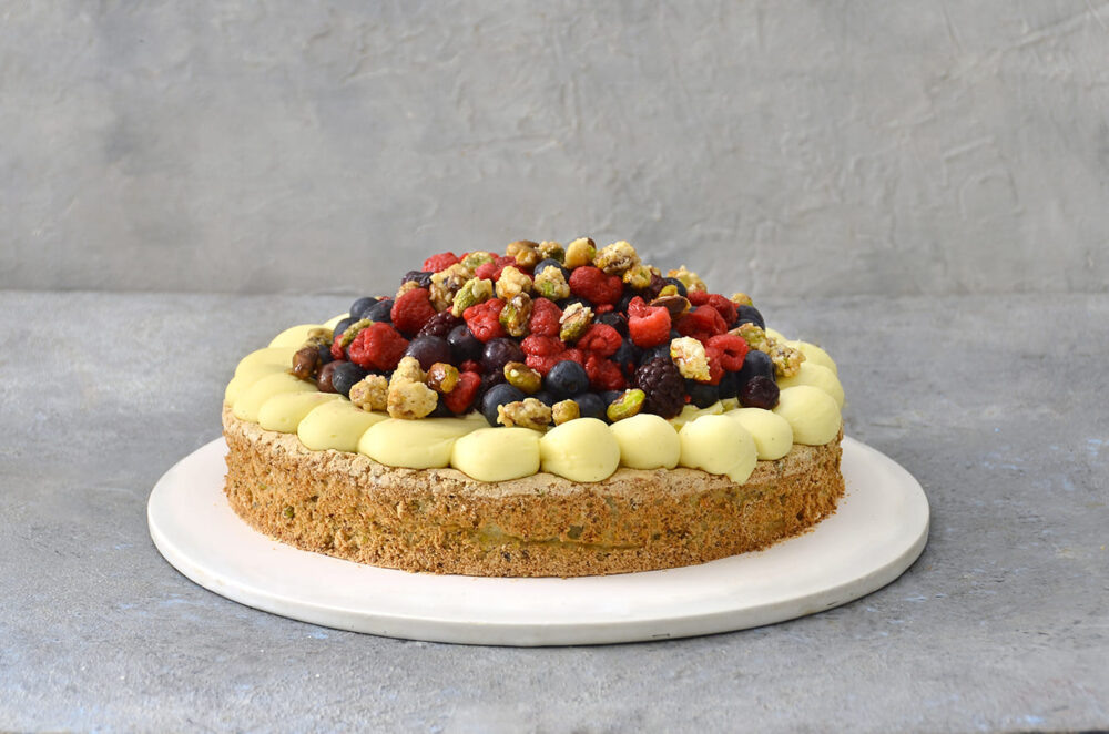 Torta Dacquoise de pistachos con crema de vainilla, chocolate blanco y frutos rojos de Mada Patisserie en Belgrano, Buenos Aires